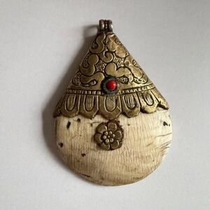Vintage Nepali Shell Pendant